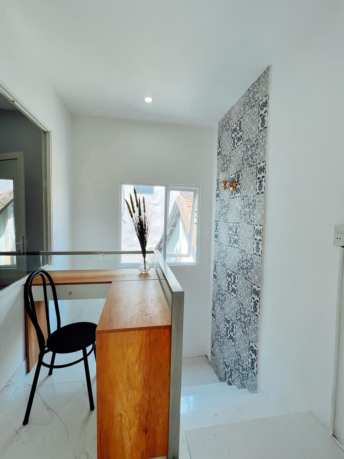 Nhà phố có cửa sổ bốn bề, lấy sáng và gió từ biển vào ảnh 13