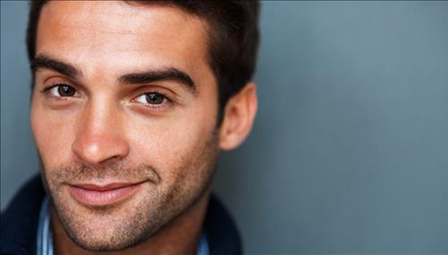 Đàn ông miệng rộng, môi dày hồng hào. Trong nhân tướng học một người có tướng miệng rộng, môi dày sắc môi hồng hào thì đó là người vô cùng có trách nhiệm, chăm chỉ, kiên định, dễ dàng làm nên sự nghiệp lớn, tiền bạc lúc nào cũng rủng rỉnh đầy tay.