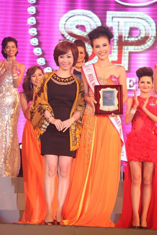 Tại cuộc thi Hoa khôi Thể thao 2012, Hoàng Oanh chưa phải ứng viên hàng đầu cho vương miện. Đăng quang năm ấy là người đẹp Lại Hương Thảo. Tuy nhiên, nữ MC cũng chứng tỏ được nhan sắc "không phải dạng vừa" của mình, khi giành được giải phụ "Hoa khôi có gương mặt khả ái", hay còn gọi "best face" theo ngôn ngữ hiện đại.