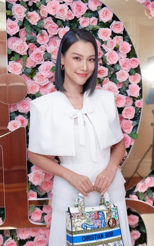 Dù đã ngoài 30 và qua sinh nở, nữ MC vẫn giữ được ngoại hình xinh đẹp, vóc dáng gọn gàng, gợi cảm.