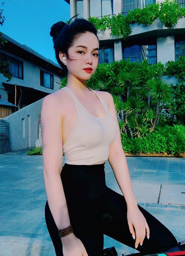 Chính vì thế, khi chọn trang phục, cô nàng thích khoe thân hình cân đối bằng cách lấy eo làm tâm điểm.