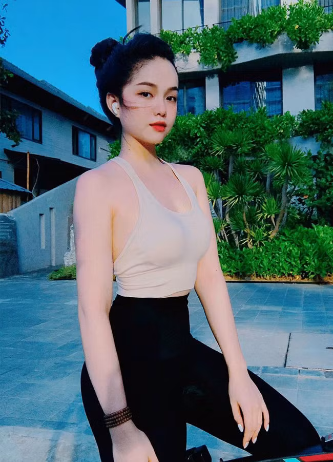 Chính vì thế, khi chọn trang phục, cô nàng thích khoe thân hình cân đối bằng cách lấy eo làm tâm điểm.