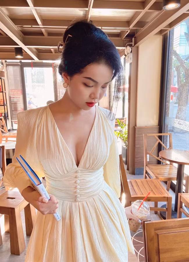 Trên trang cá nhân, cô thường xuyên đăng tải những hình ảnh diện trang phục gợi cảm, đặc biệt là váy/áo tôn vòng 1, khai thác vẻ đẹp hình thể tối đa.