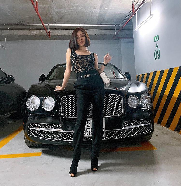 hi không trang điểm, cô bị nhận xét là nhợt nhạt, thiếu sức sống.