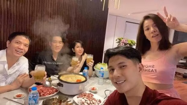 Tuy nhiên nữ ca sĩ vẫn trung thành với nhan sắc mộc mạc mà không can thiệp thẩm mỹ bất cứ vị trí nào trên khuôn mặt ngoài từng thú nhận sửa mũi.