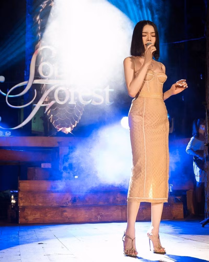 Những trang phục kén dáng đến mấy cũng không làm khó được mỹ nhân đã ngoài 40 này.