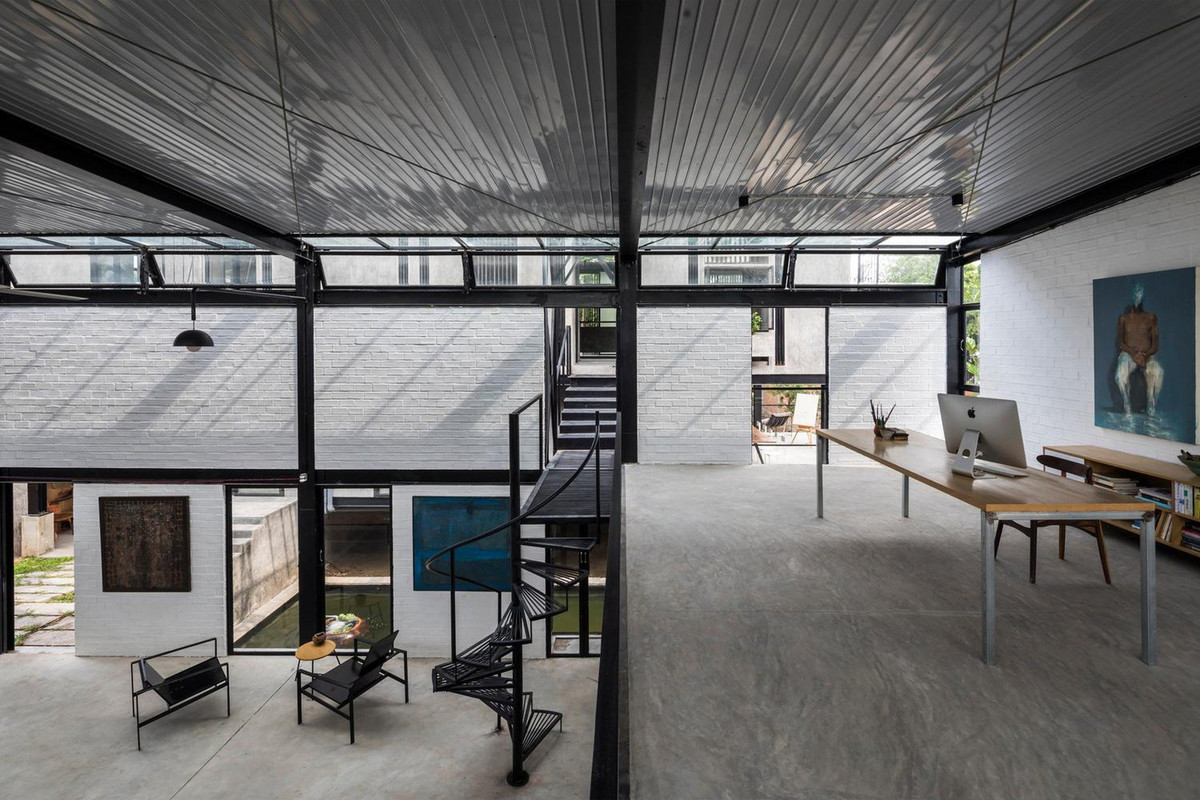 Hệ thống cửa sổ kính suốt từ trần đến sàn với thiết kế linh hoạt đón nắng và gió đến tất cả các phòng.