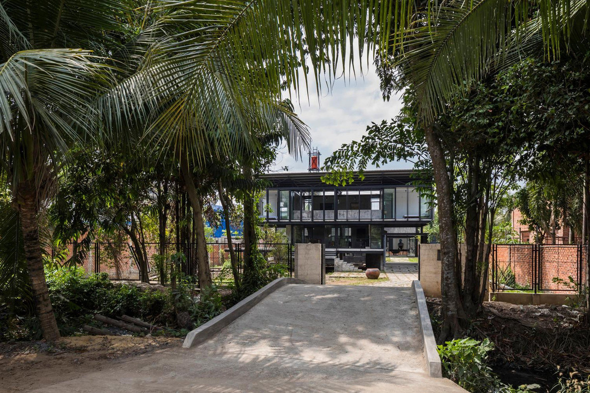 Sau bao năm sống ở trung tâm thành phố, họa sĩ Đỗ Hoàng Tường muốn chuyển ra ngoại ô TP.HCM để có không khí trong lành và không gian sáng tạo nghệ thuật.