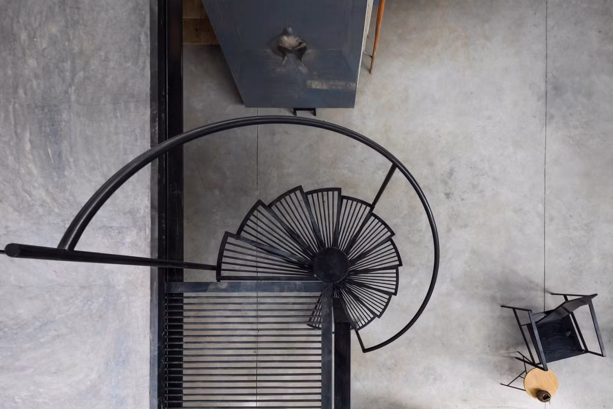 Kiến trúc sư sử dụng vật liệu có kết cấu nhẹ giúp giảm tải trọng cho nền đất yếu, giảm chi phí.