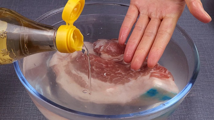 Ra dong thit dung nuoc nong la sai, chi can 2 gia vi nay-Hinh-2