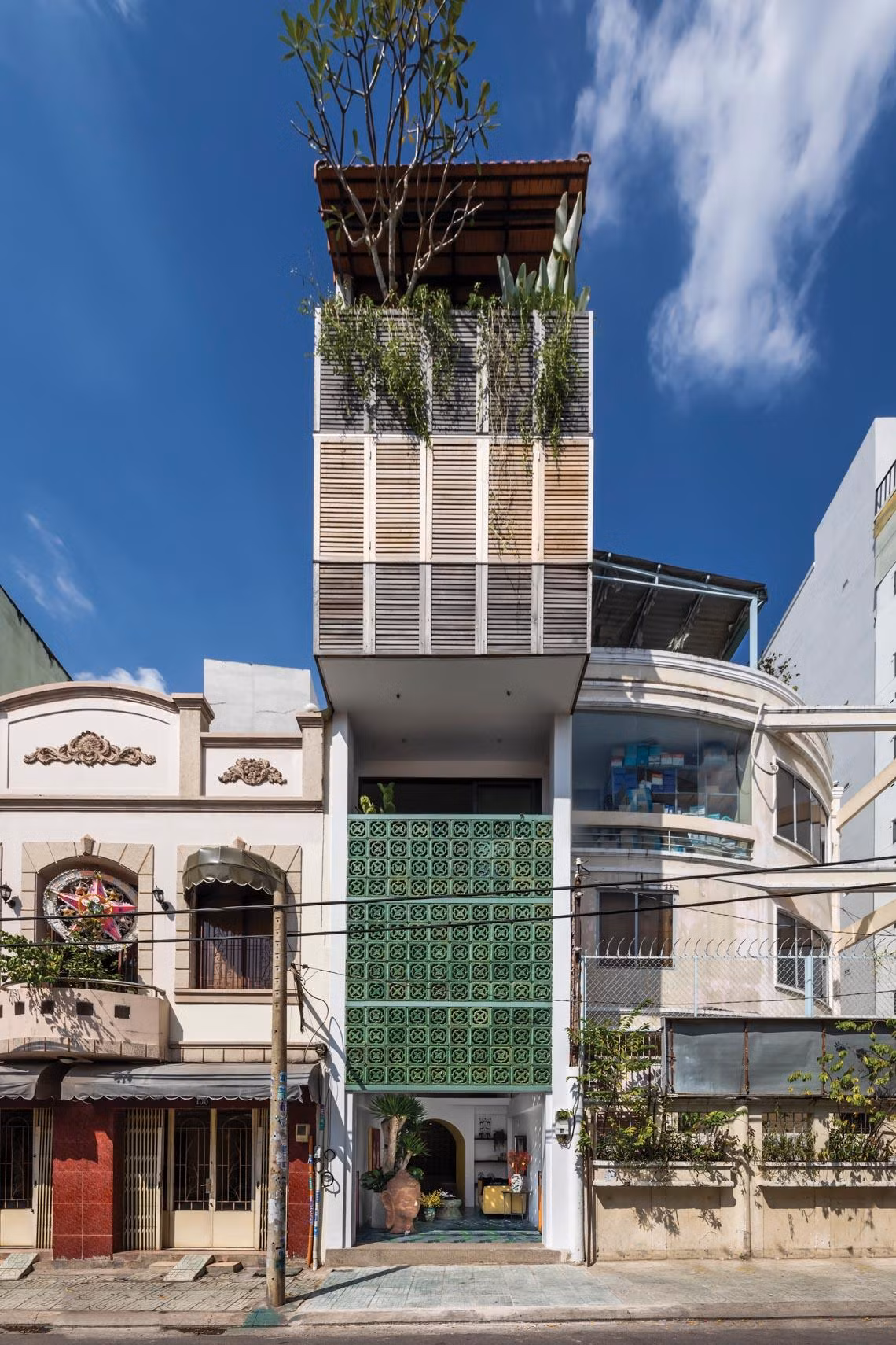 Nha pho dien tich nho tro thanh resort xanh voi ho boi that la