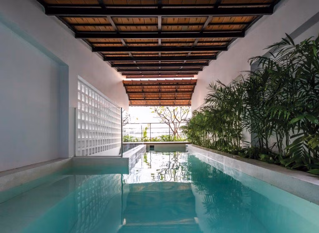 Nha pho dien tich nho tro thanh resort xanh voi ho boi that la-Hinh-8