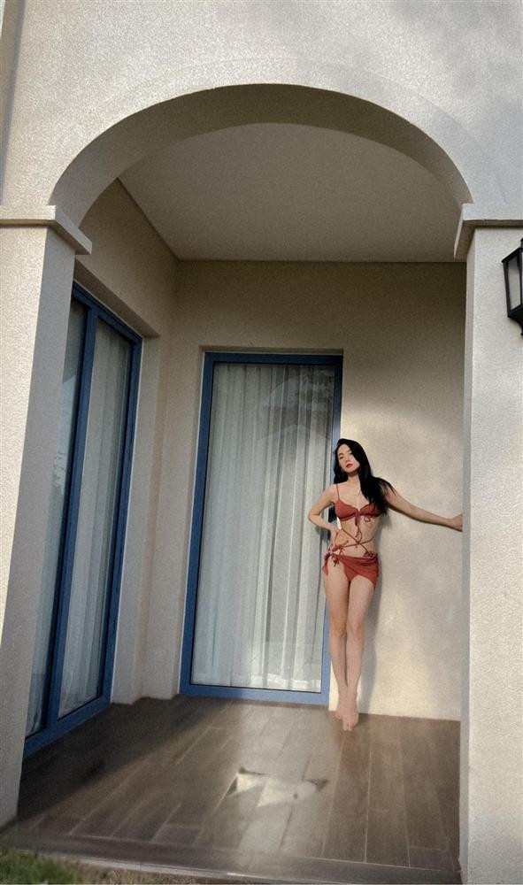 uy nhiên trong bộ ảnh cô tự đăng lên sau đó, Minh Hằng trông thon gọn hơn hẳn, eo cũng thắt rõ ràng hơn.