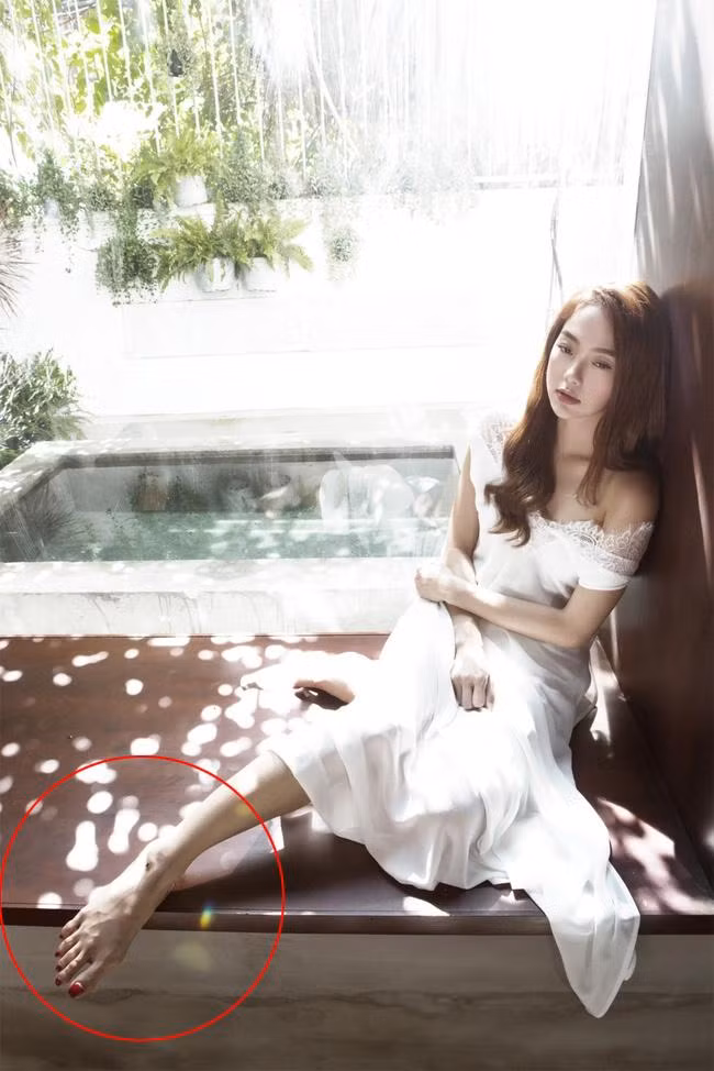 Minh Hằng cũng nên cân nhắc diện những bộ trang phục ôm sát quá đầu gối bởi khuyết điểm này thường dễ bị lộ nếu như người đẹp diện váy xòe ngắn.