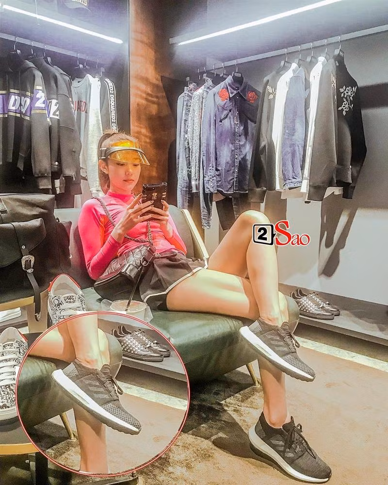 Ngay cả khi cô đi những loại giày như sneaker, phần cổ chân cũng không còn được nuột nà.