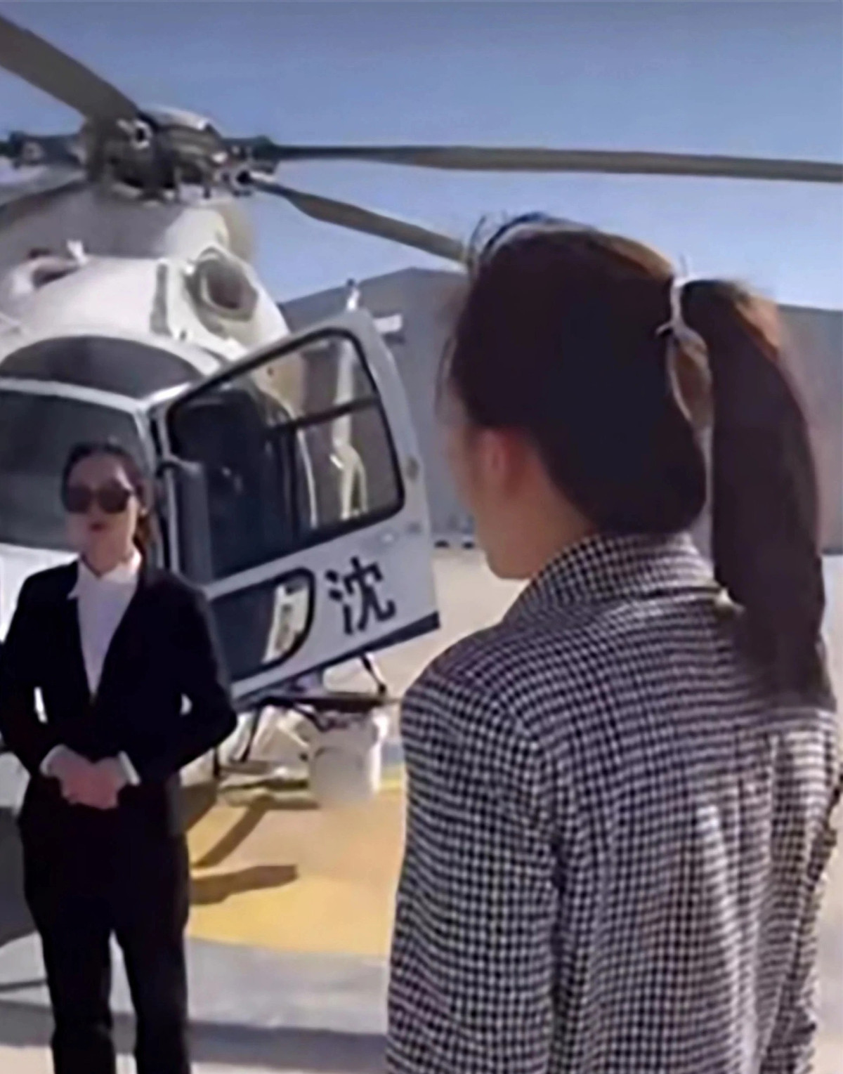 Sao mang Trung Quoc bi chi trich khoe tien, di truc thang canh sat-Hinh-2