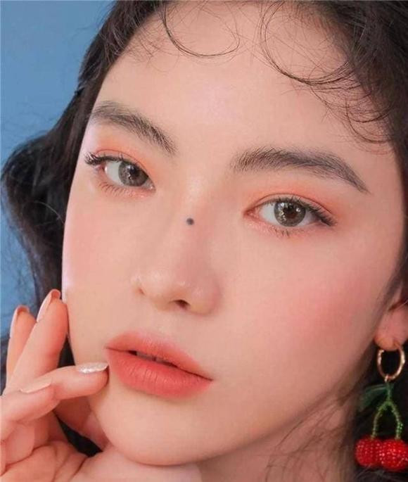 Nốt ruồi ở vị trí này có thể giúp nhấn mạnh sự hiện diện của sống mũi, tổng thể giúp bộc lộ khí chất cao cấp và quyến rũ.