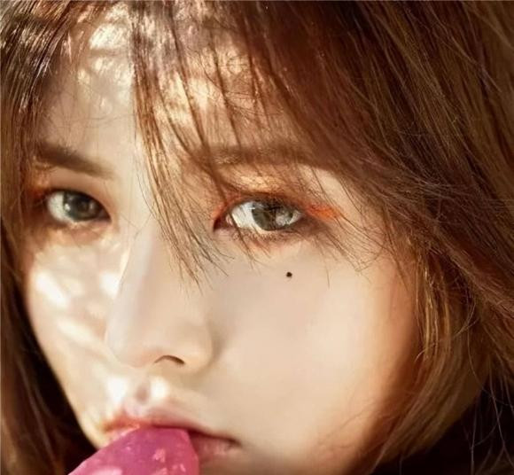 Trên thực tế, một người bình thường có nốt ruồi ở đuôi mắt, nó cũng có thể làm tăng nét thanh tú cho tổng thể khuôn mặt, thậm chí đóng vai trò điều chỉnh khí chất.