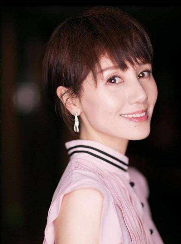 Nếu bạn có đôi môi mỏng, một nốt ruồi dưới môi có thể khiến bạn trông nữ tính hơn.