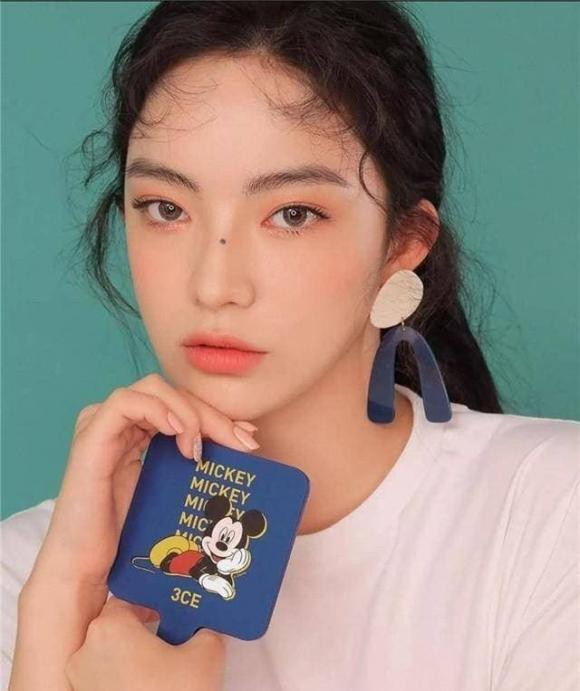 Theo nhân tướng học, đây cũng là một vị trí cực kỳ may mắn, không phú thì quý, là con trai thì dễ dàng có được quyền lực, con gái thì vượng phu ích tử.