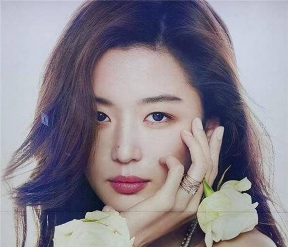 br/> Nốt ruồi thứ hai, sống mũi. Nốt ruồi ở sống mũi nằm ngay giữa mặt, ngoài việc cải thiện khả năng nhận diện tổng thể, nó còn có thể làm cho các đường nét trên khuôn mặt xinh, tinh tế và có chiều sâu hơn, giúp làm da trở nên sáng hơn.