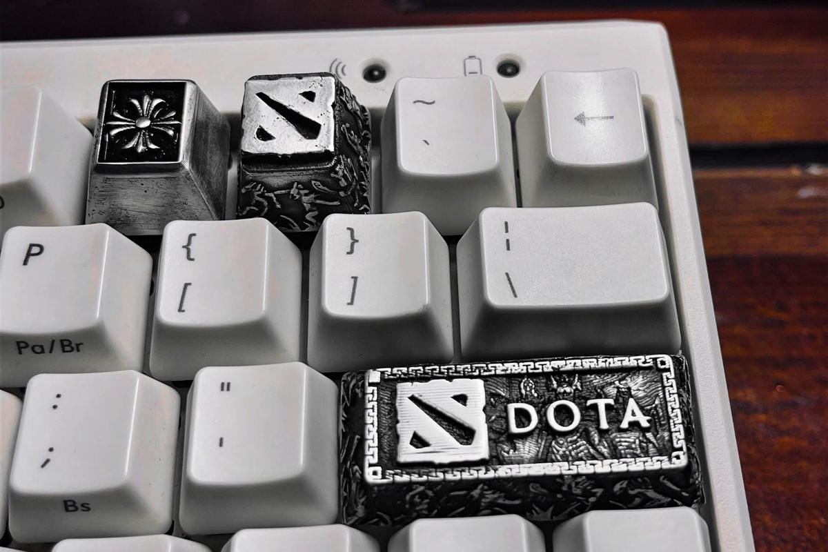 Tuy nhiên, chỉ tính riêng về doanh thu làm nút phím thủ công, cửa hàng của cô đã thu về khoảng 150 triệu đồng/tháng. Đơn hàng đắt nhất do người Việt Nam đặt mà Thu nhận được là 80 triệu đồng cho khoảng 30 nút.