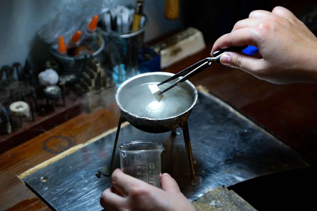 Tùy vào yêu cầu của khách hàng, nút phím có thể sáng tạo bằng nhiều kiểu dáng, họa tiết và chất liệu khác nhau. Đối với nguyên liệu kim loại, bạc và đồng là hai loại được sử dụng nhiều nhất. Sau khi đúc khuôn tại xưởng, Huyền Thu ngâm các nút phím trong nước phèn và đun sôi. Công đoạn này từng khiến cô thường xuyên bị thương do tiếp xúc với máy khò và các dụng cụ thủ công.