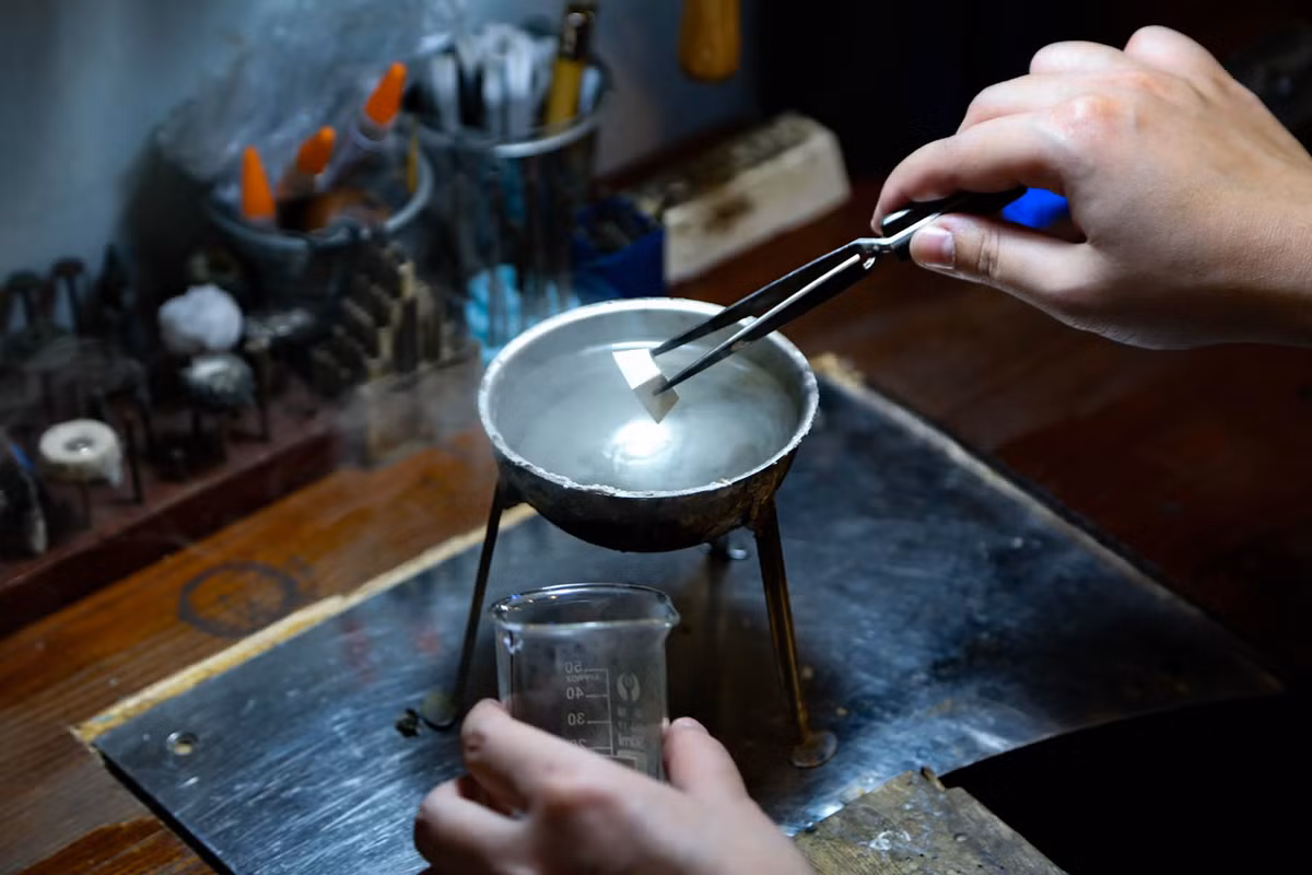 Tùy vào yêu cầu của khách hàng, nút phím có thể sáng tạo bằng nhiều kiểu dáng, họa tiết và chất liệu khác nhau. Đối với nguyên liệu kim loại, bạc và đồng là hai loại được sử dụng nhiều nhất. Sau khi đúc khuôn tại xưởng, Huyền Thu ngâm các nút phím trong nước phèn và đun sôi. Công đoạn này từng khiến cô thường xuyên bị thương do tiếp xúc với máy khò và các dụng cụ thủ công.