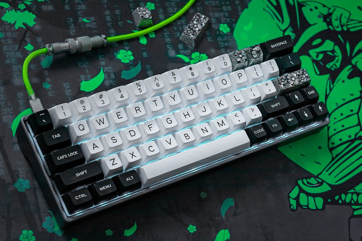 Để hoàn thành kỹ lưỡng mỗi một sản phẩm tinh xảo, Huyền Thu phải sử dụng đến 30 dụng cụ điêu khắc khác nhau. Ngoài chế tạo nút phím thủ công, cô còn nhận làm nút phím 3D với quá trình làm chủ yếu phụ thuộc vào máy móc.