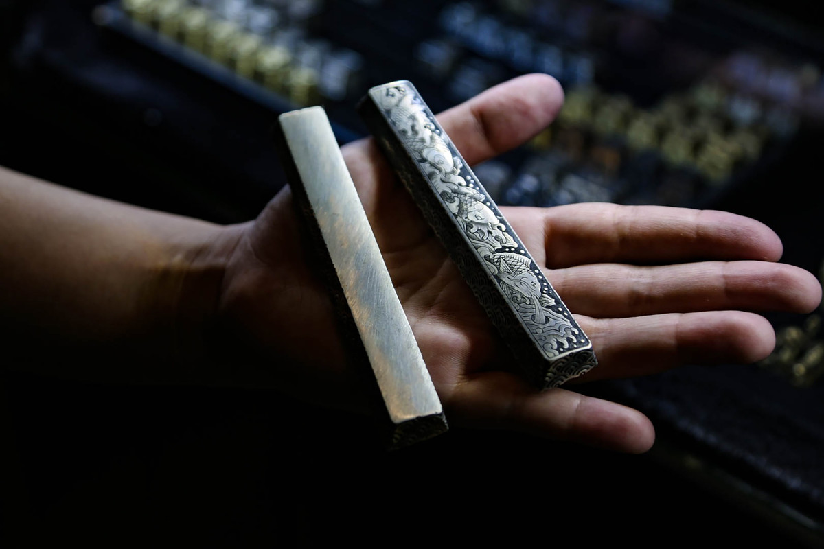 Nút phím space (khoảng cách) làm bằng bạc sau khi được Huyền Thu khắc họa tiết với hình ảnh cá chép vượt Vũ Môn (chiếc bên phải) và bán ra với giá 9 triệu đồng. Những nút phím nhỏ khác được bán với giá từ 950.000 đến 2,5 triệu đồng. Đơn hàng đắt nhất Huyền Thu nhận được là 200 triệu đồng, bao gồm 158 nút và bán ra nước ngoài.