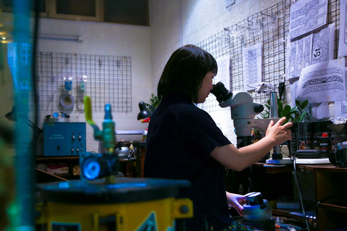 Kỹ thuật điêu khắc trên kim loại không chỉ đòi hỏi người làm phải khéo léo, tỉ mỉ mà còn phải nhẫn nại làm việc với kính hiển vi hàng giờ. Mỗi nút phím cơ bản cần ít nhất khoảng 3-4 giờ để hoàn thiện.