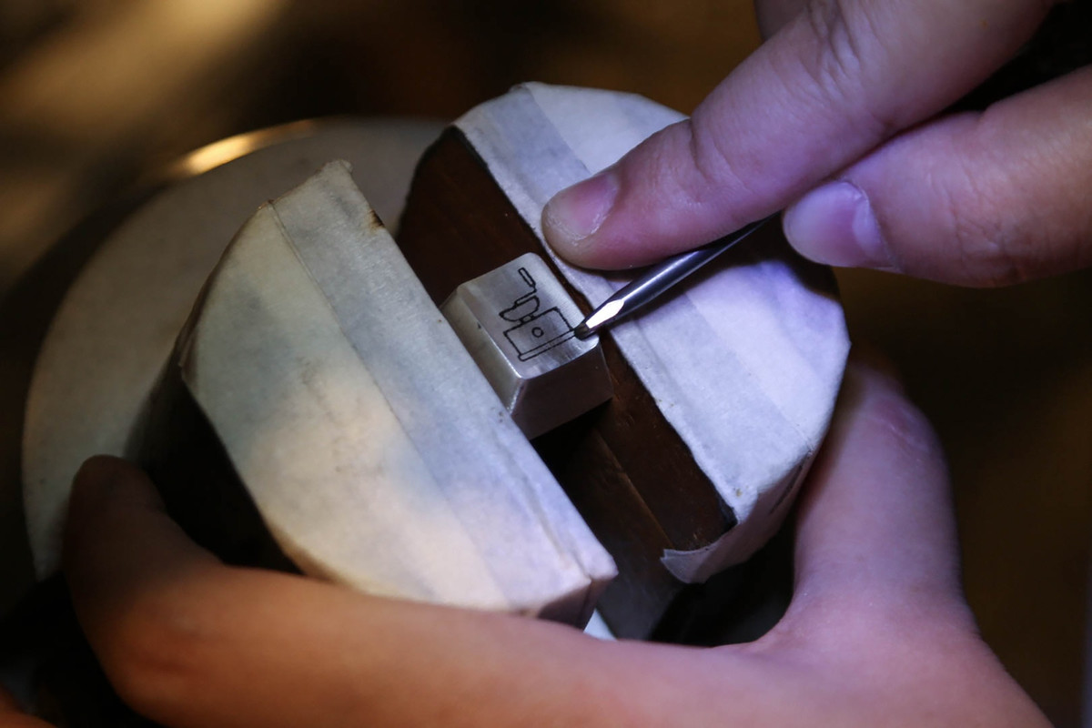 “Quá trình này giống với xăm trên người, chỉ khác là thay vì xăm trên da thịt, sẽ xăm trên kim loại”, Thu cho biết thêm.