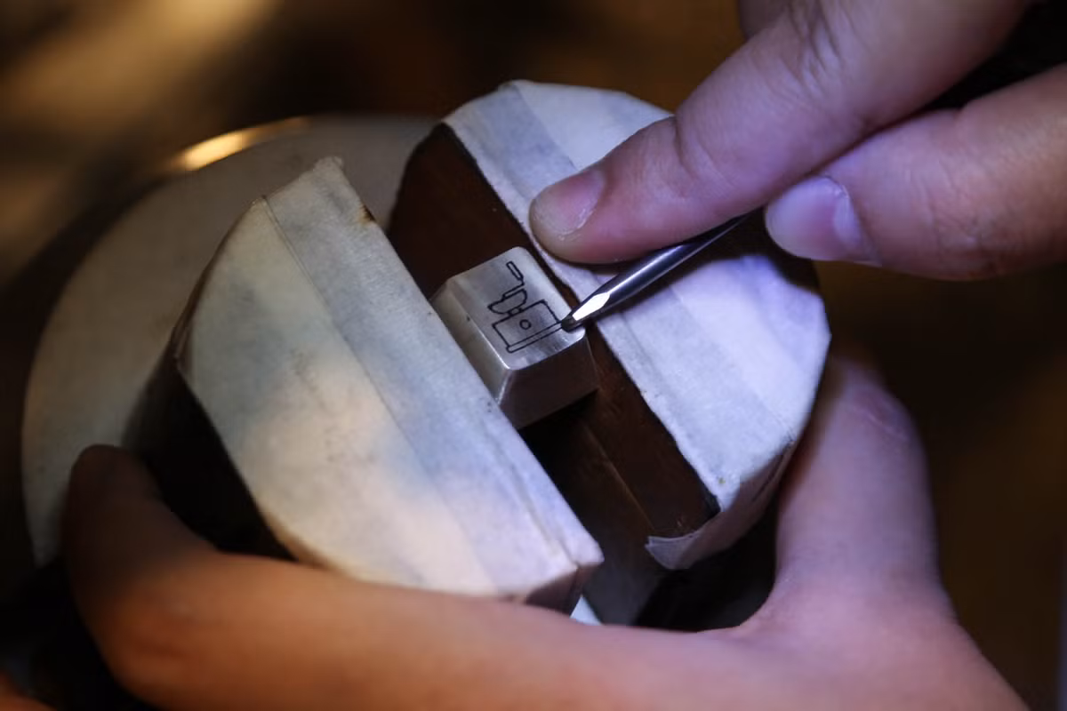 “Quá trình này giống với xăm trên người, chỉ khác là thay vì xăm trên da thịt, sẽ xăm trên kim loại”, Thu cho biết thêm.