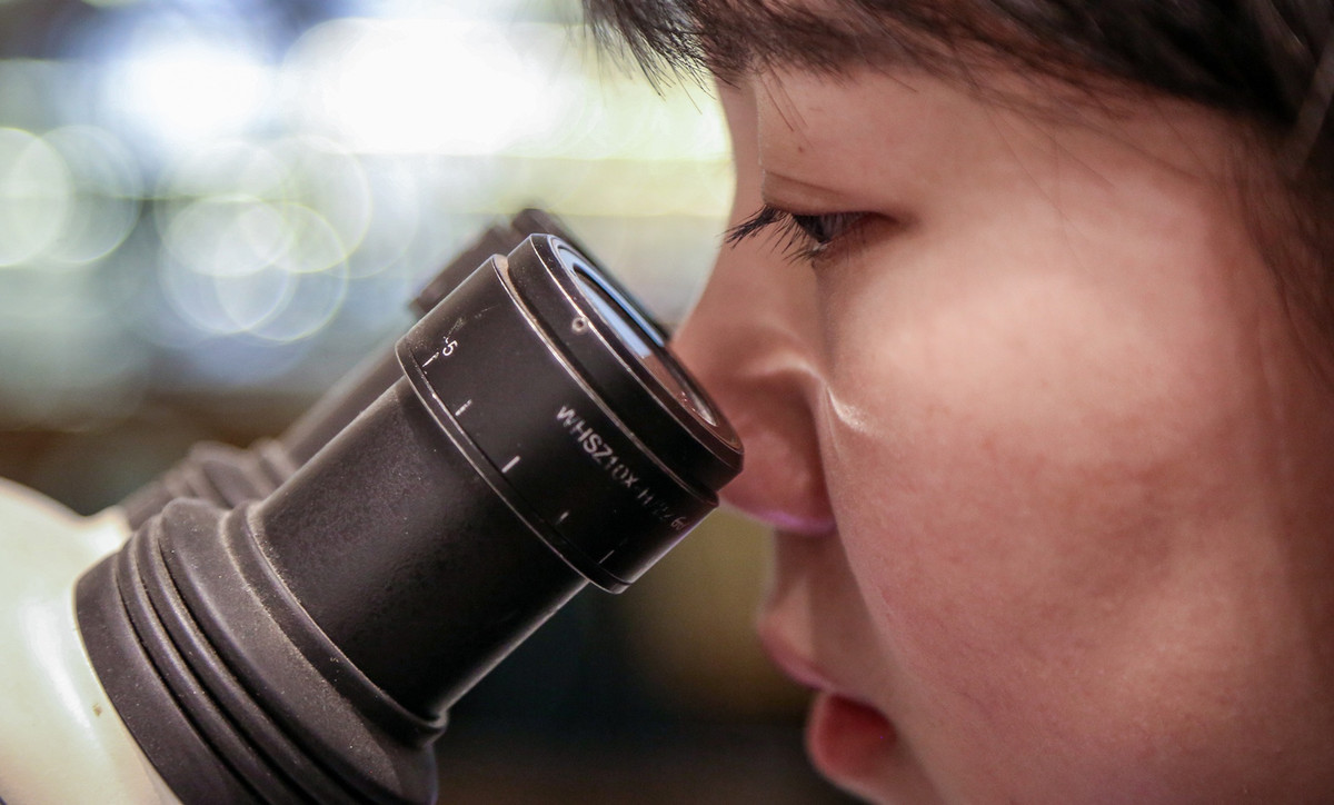 Việc tiếp xúc với kính hiển vi đã gây ra tình trạng đau mỏi mắt. “Khi làm nghề này, phải chấp nhận khó khăn và có phương pháp chăm sóc mắt thật tốt”, Huyền Thu nói.