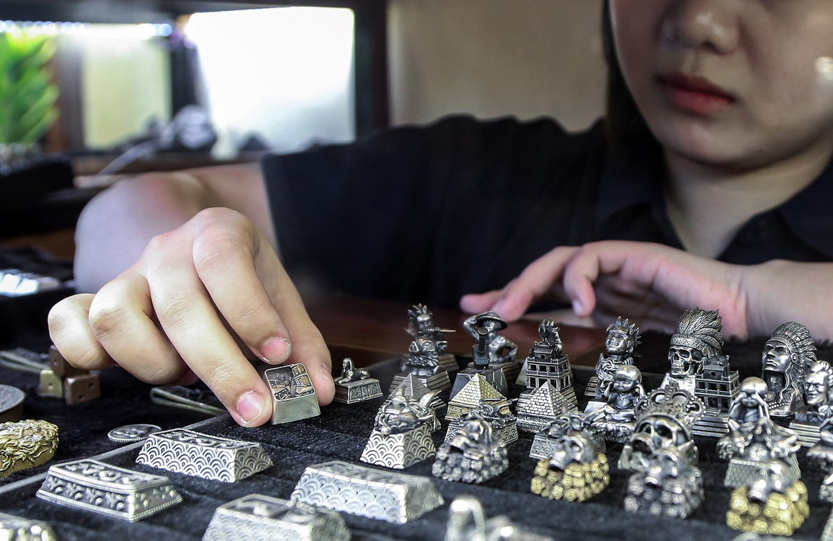 Nút phím là bộ phận được in các kí tự chữ và số bọc bên ngoài trên bàn phím máy tính, thường được làm bằng nhựa, có thể được thay thế dễ dàng theo từng bộ hoặc theo từng chiếc lẻ.