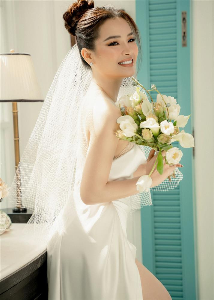 Bản thân mình từ khó khăn đi lên nên Trinh luôn cố gắng chia từng quỹ. Mọi người thấy vậy thôi chứ Trinh phân ra rất nhiều ví nhỏ bao gồm tiền thuốc thang, tiền cho gia đình, tiền cho sở thích đặc biệt, tiền cho quỹ chung của gia đình. Phải như thế đến lúc có việc cần lo lắng cho cuộc sống mình cũng yên tâm phần nào", cô chia sẻ.