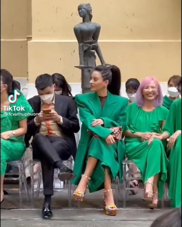 Hat toc trung nguoi ngoi ke ben, Vu Thu Phuong phan ung the nao?-Hinh-2