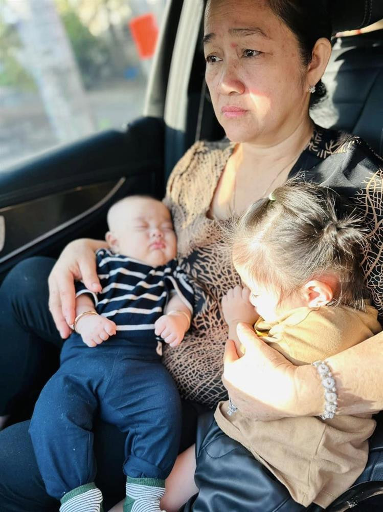 Me vo Le Duong Bao Lam choc 