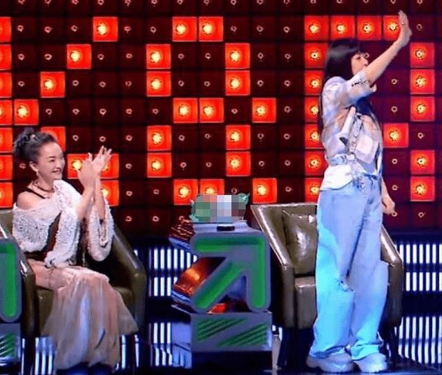 Chau Tan bi treu gheo tren truyen hinh vi ban trai kem 13 tuoi