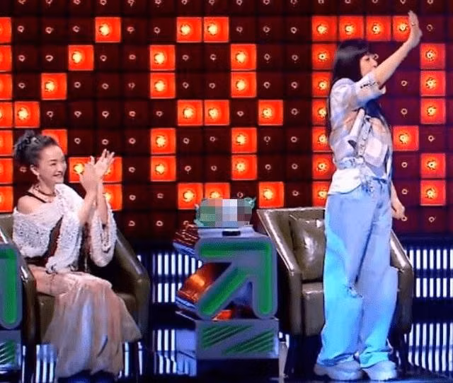 Chau Tan bi treu gheo tren truyen hinh vi ban trai kem 13 tuoi