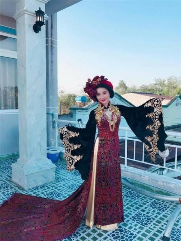 Hồi đó dàn nghệ sĩ xuống ai cũng nói: 'Ủa đám cưới mặc đồ như con điên vậy?' mà em không tin. Giờ thì em tin rồi! Lúc đó em tưởng em là Ngũ A Ca. Tuổi trẻ ai cũng trải qua phút giây bồng bột!". - Dương Lâm cho biết.