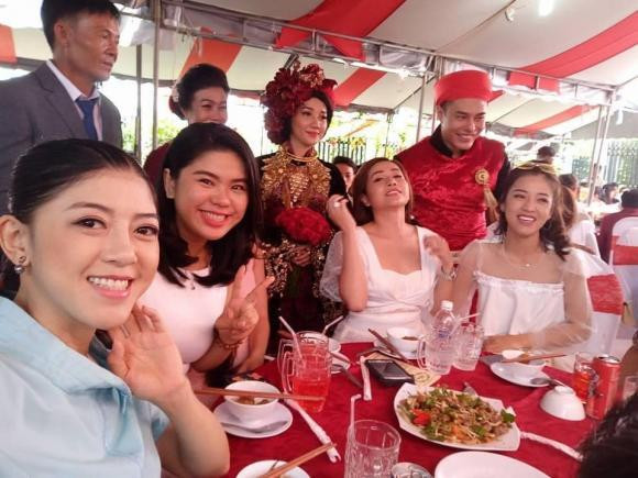 hông chỉ thế, nam diễn viên hài còn tiết lộ về màn rước dâu có một không hai: "Rước dâu ai cũng nhìn, tưởng người ta nhìn mình vì đẹp. Ai dè người ta tưởng đoàn lân sư rồng về".