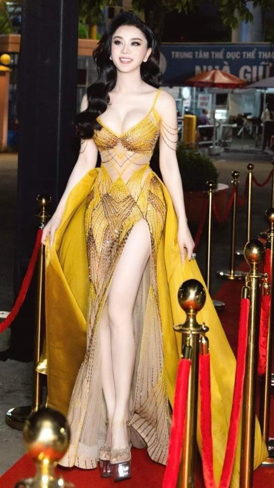 uy nhiên, giữa dàn celebs diện dresscode đỏ - đen - trắng thì Lâm Khánh Chi bị cho là "xu cà na" hết mức khi sai dresscode.