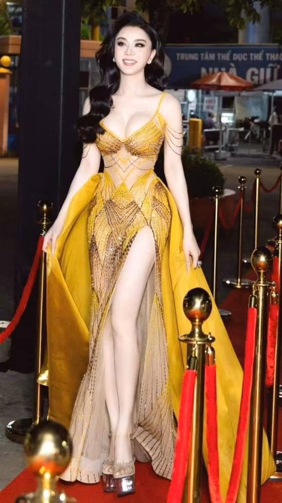 Tuy nhiên, giữa dàn celebs diện dresscode đỏ - đen - trắng thì Lâm Khánh Chi bị cho là "xu cà na" hết mức khi sai dresscode.