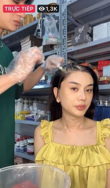 ữ ca sĩ để lộ phần da cổ sần sùi cùng "mặt tiền" nhiều nếp nhăn khi livestream.