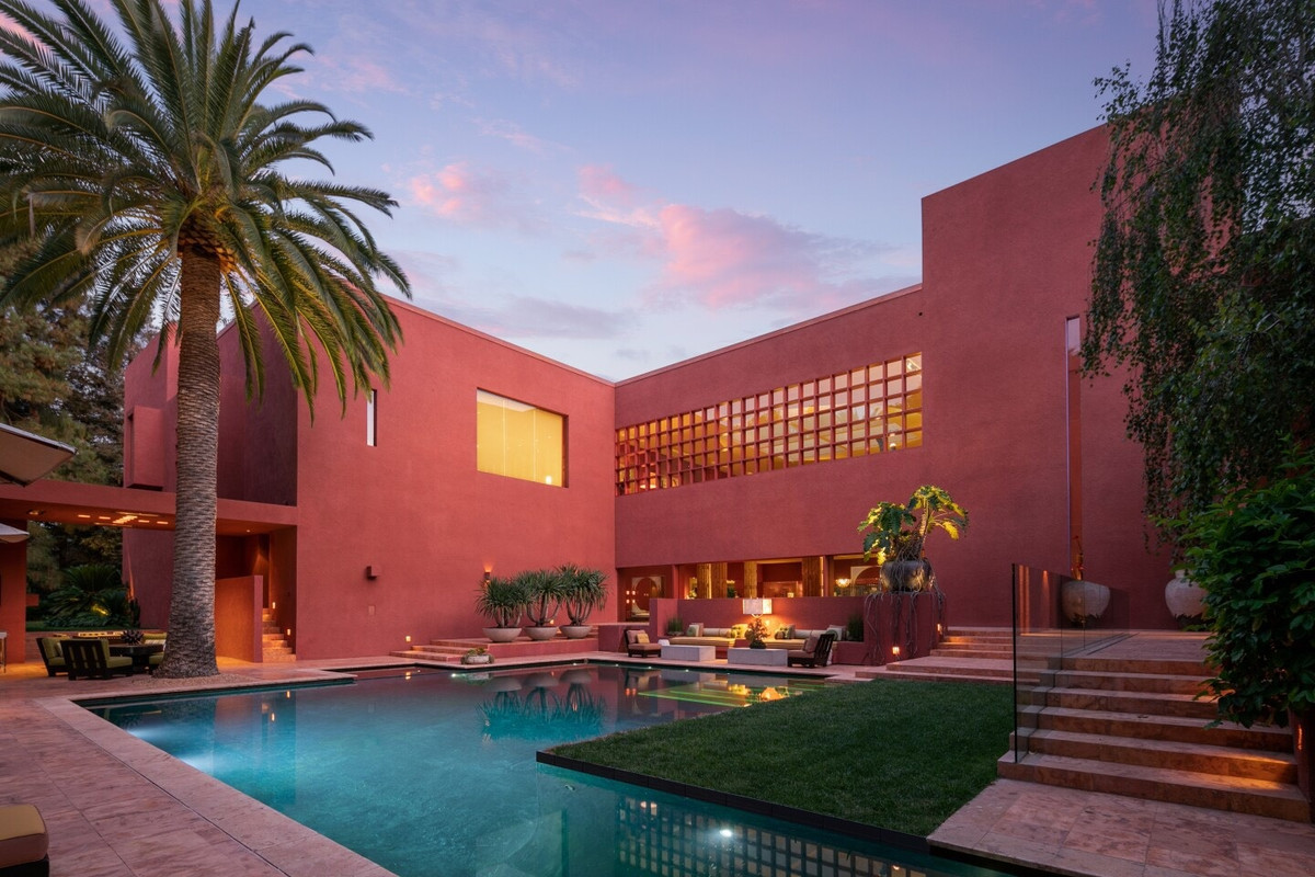 Khu vực ăn uống được lắp đặt hệ thống sưởi và có tầm nhìn hướng ra hồ bơi ở sân sau