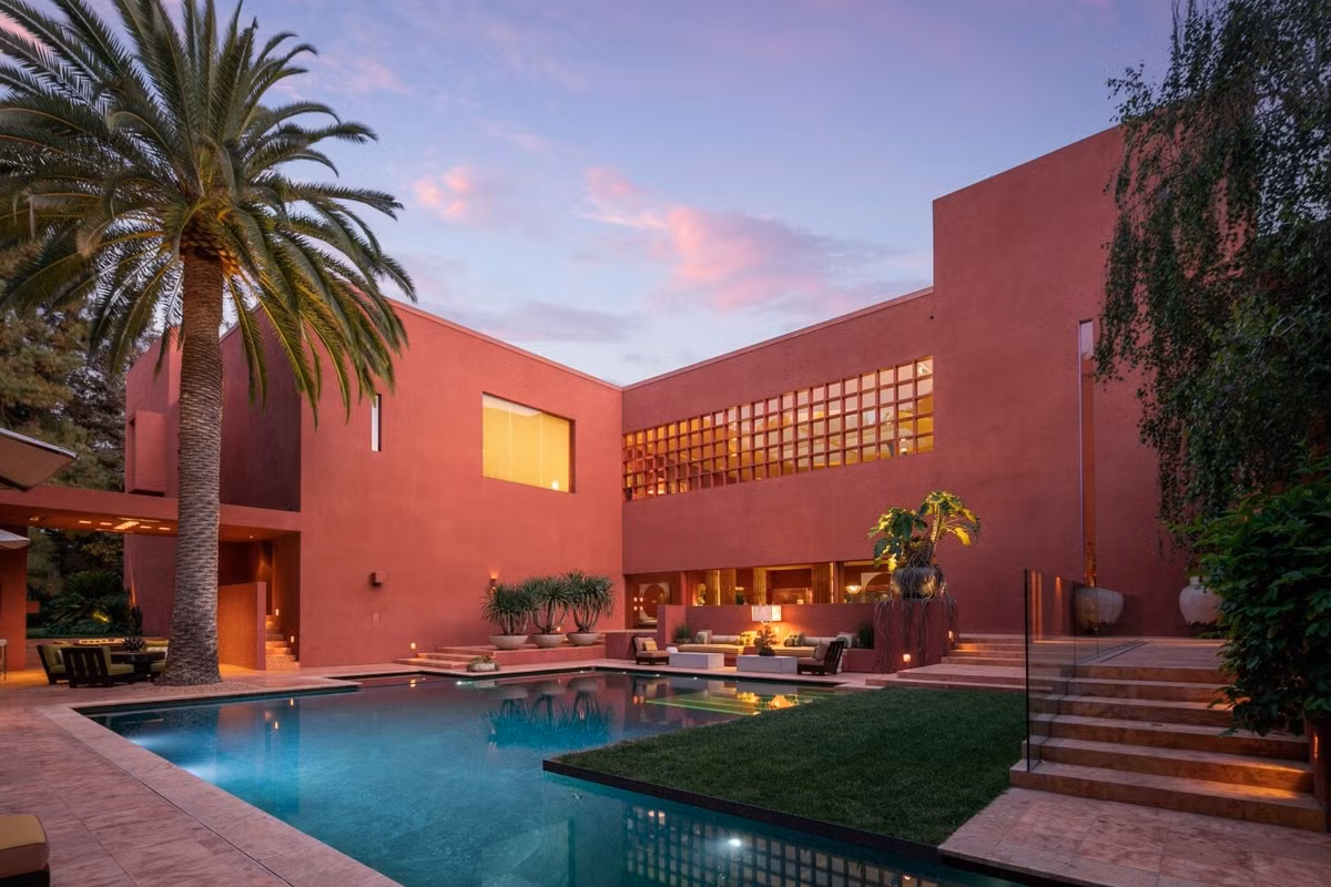 Khu vực ăn uống được lắp đặt hệ thống sưởi và có tầm nhìn hướng ra hồ bơi ở sân sau