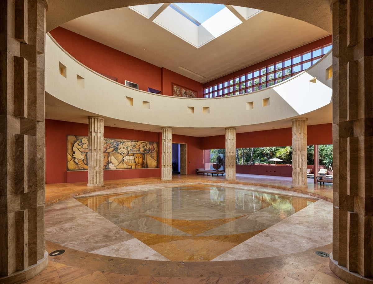 Bên ngoài là một sảnh chính kết hợp với giếng trời đem lại ánh sáng cho căn nhà.