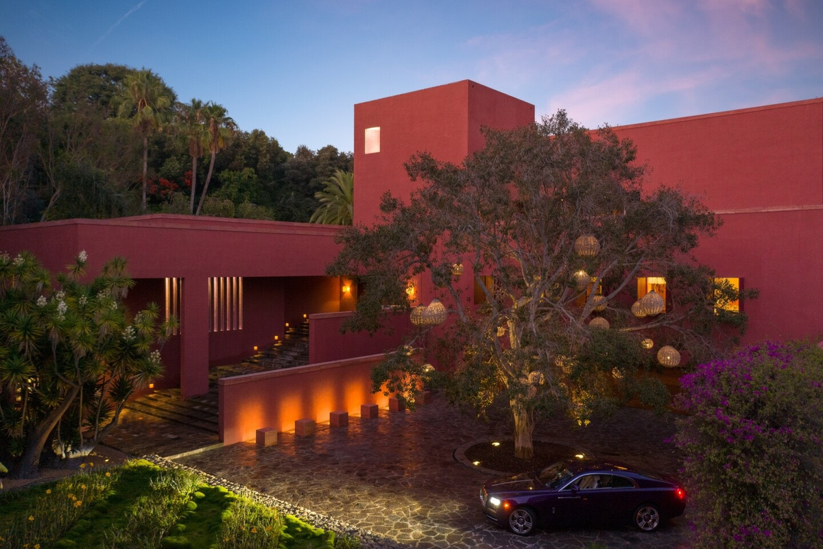 Đây là một trong những ngôi nhà nổi bật nhất trong khu vực với hồng là màu sắc chủ đạo, được thiết kế theo phong cách hơi hướng Mexico lẫn Mỹ.