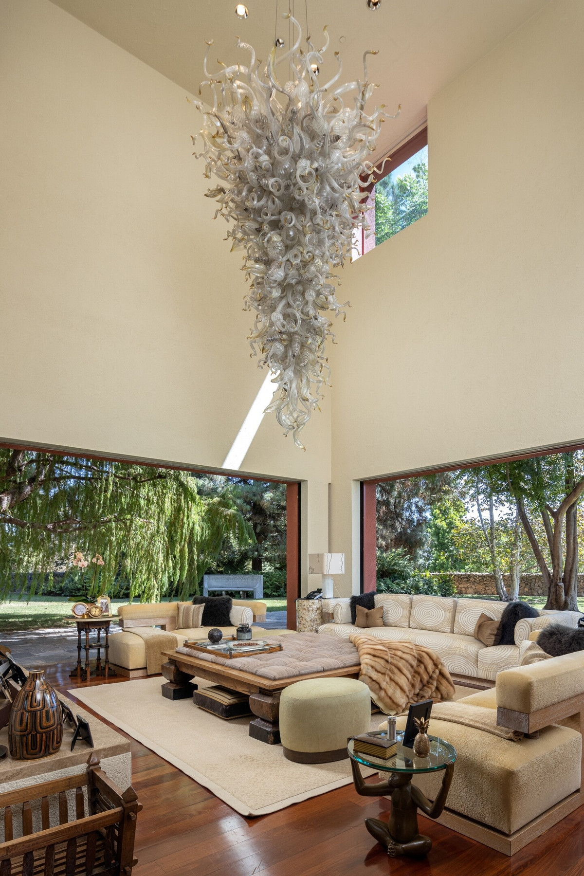 Đặc biệt là phòng gia đình với trần nhà cao hơn 9 m được trang trí bằng chiếc đèn chùm pha lê rực rỡ.